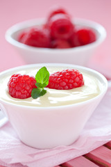 frischer Vanillepudding und Beeren
