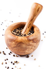 Mörser mit Pfefferkörnern