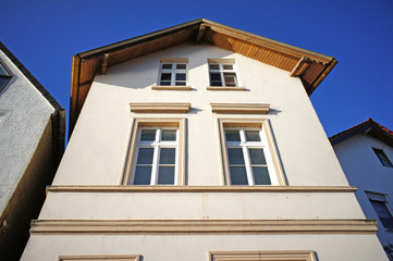 haus vor blauem himmel #11