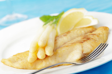 frischer Spargel mit Viktoriabarsch und Zitrone