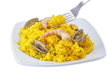 Comiendo paella.