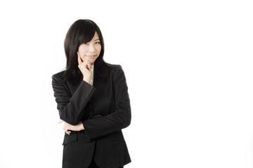 腕組みする女性社員