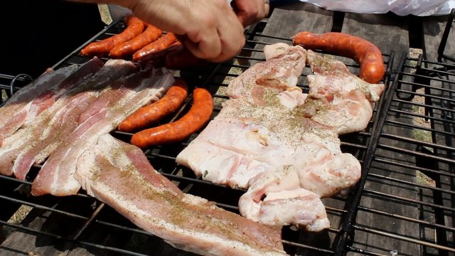 Preparando la carne en la parrilla