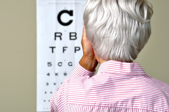 Seniorin macht Sehtest