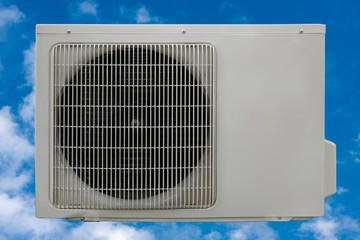 climatiseur, unité extérieure, ciel bleu