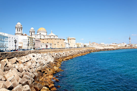 Küste von Cádiz mit Kathedrale, Spanien
