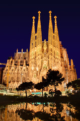 Fototapeta premium Sagrada Familia bei Nacht ohne Kräne, Antoni Gaudi