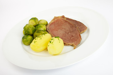 Rinderschmorbraten, Rosenkohl, Salzkartoffeln