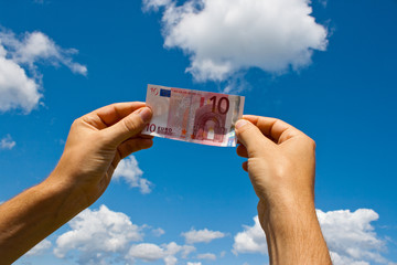 Zehn-Euro-Schein am Himmel