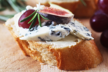 Blue Cheese on White Bread