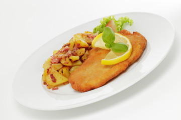 Schweineschnitzel Wiener Art mit Bratkartoffeln