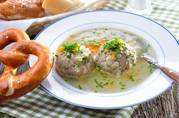 Bayerische Leberknödelsuppe