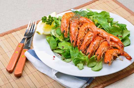 Gebratene Riesengarnelen auf Feldsalat