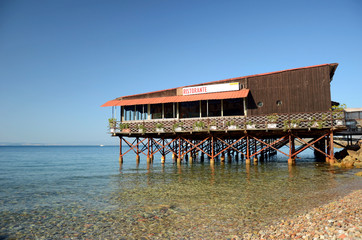 Restaurant über dem Wasser