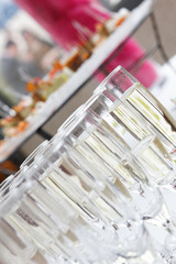 coupes de champagne et buffet