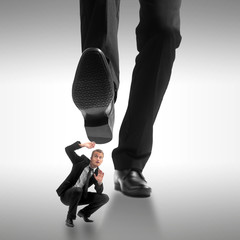 Homme d'affaire se faisant écraser par un géant