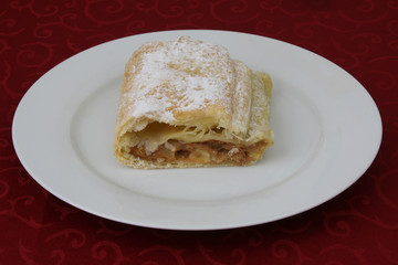 Apfelstrudel am Teller