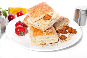 Hot patties with vegetable soya cracklings