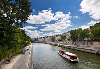 La Seine vue du Pont Neuf, Paris - France