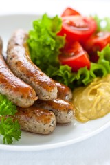 Nürnberger Bratwurst mit Senf und Salat