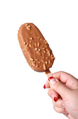 Eis am Stiel mit Frauenhand