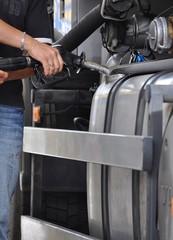 Rifornimento ad un camion