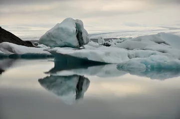 Gordijnen Floating icebergs, Glacial lagoon Jokullsarlon, Iceland © Pavel Svoboda