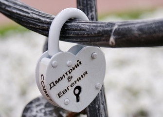 Белый замок на аллее влюблённых в Москве