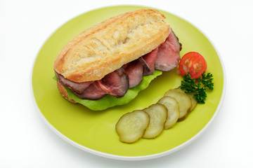 Krustenbrötchen mit Roastbeefscheiben