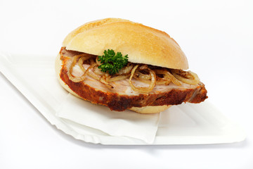 Brötchen mit Spießbraten und Zwiebeln