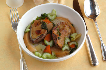 Sopa con carne y apio