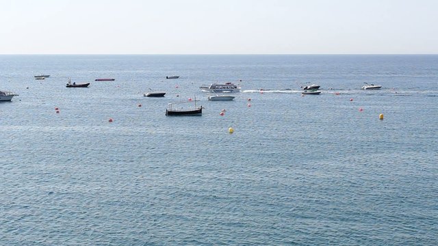 Barco cruzando la bah&iacute;a de Tossa