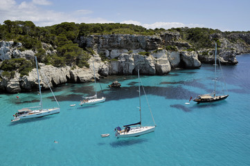 Fototapeta na wymiar zacumowane łodzie - Menorca