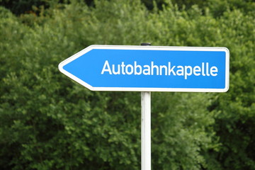 Hinweisschild zur Autobahnkapelle