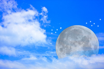 Naklejka na ściany i meble Niebieskim pochmurne niebo w pełni księżyca