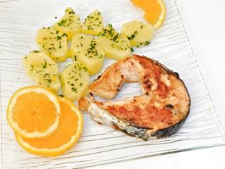 Salmon asado con patatas cocidas