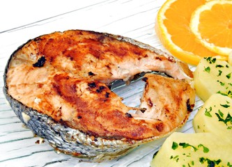 Salmon asado con patatas cocidas