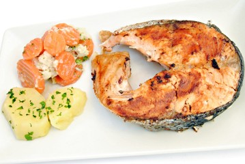 Salmon asado con patatas cocidas y zanahoria