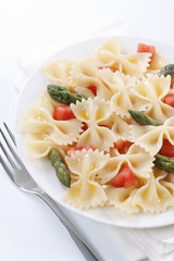 Farfalle, tomato and asparagus salad