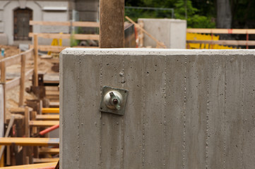 Verschraubung - Flügelmutter an einer Betonmauer