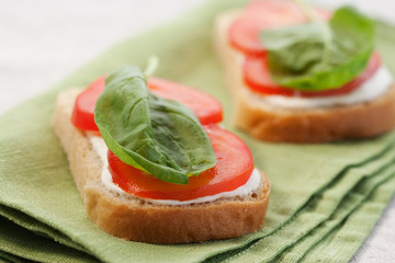 Sandwich with tomato and spinach