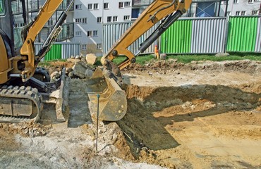 bulldozer en action: r&eacute;alisation d'une tranch&eacute;e