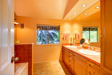 Bathroom with orange yellow tones