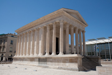 La maison carrée à Nîmes célèbre monument romain