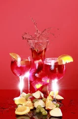 Foto auf Acrylglas Ein paar Gläser kalte rote Sangria und spritzende Karaffe © redav
