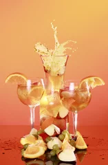 Küchenrückwand glas motiv Ein paar Gläser kaltweiße Sangria und eine spritzende Karaffe © redav
