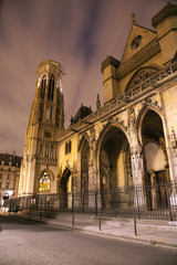 Fototapeta na wymiar Paryż - Saint-Germain-l'Auxerrois gotycki kościół w nocy