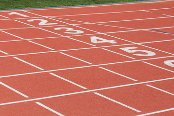 Беговая дорожка с разметкой на легкоатлетическом стадионе