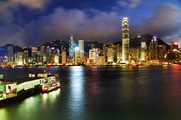 Fototapeta na wymiar Hong Kong Port w nocy z Kowloon Star Ferry