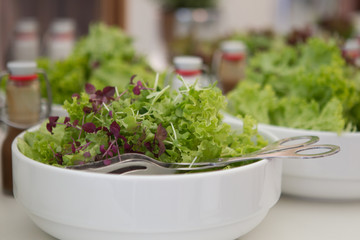 Schüssel mit frischem Salat
